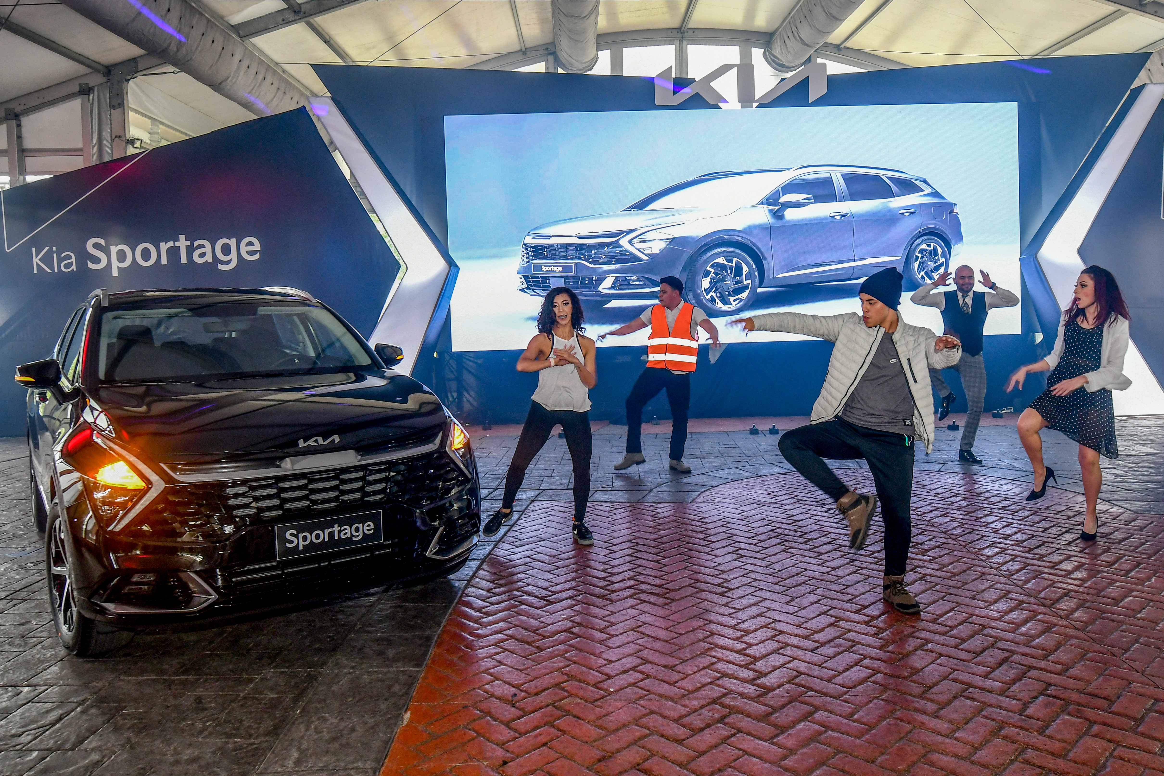 La nueva y mejorada camioneta Sportage 2023 viene con dos versiones de Full y X-lines y en 8 colores diferentes para cubrir los gustos más exigentes. Foto Prensa Libre: Sergio Muñoz