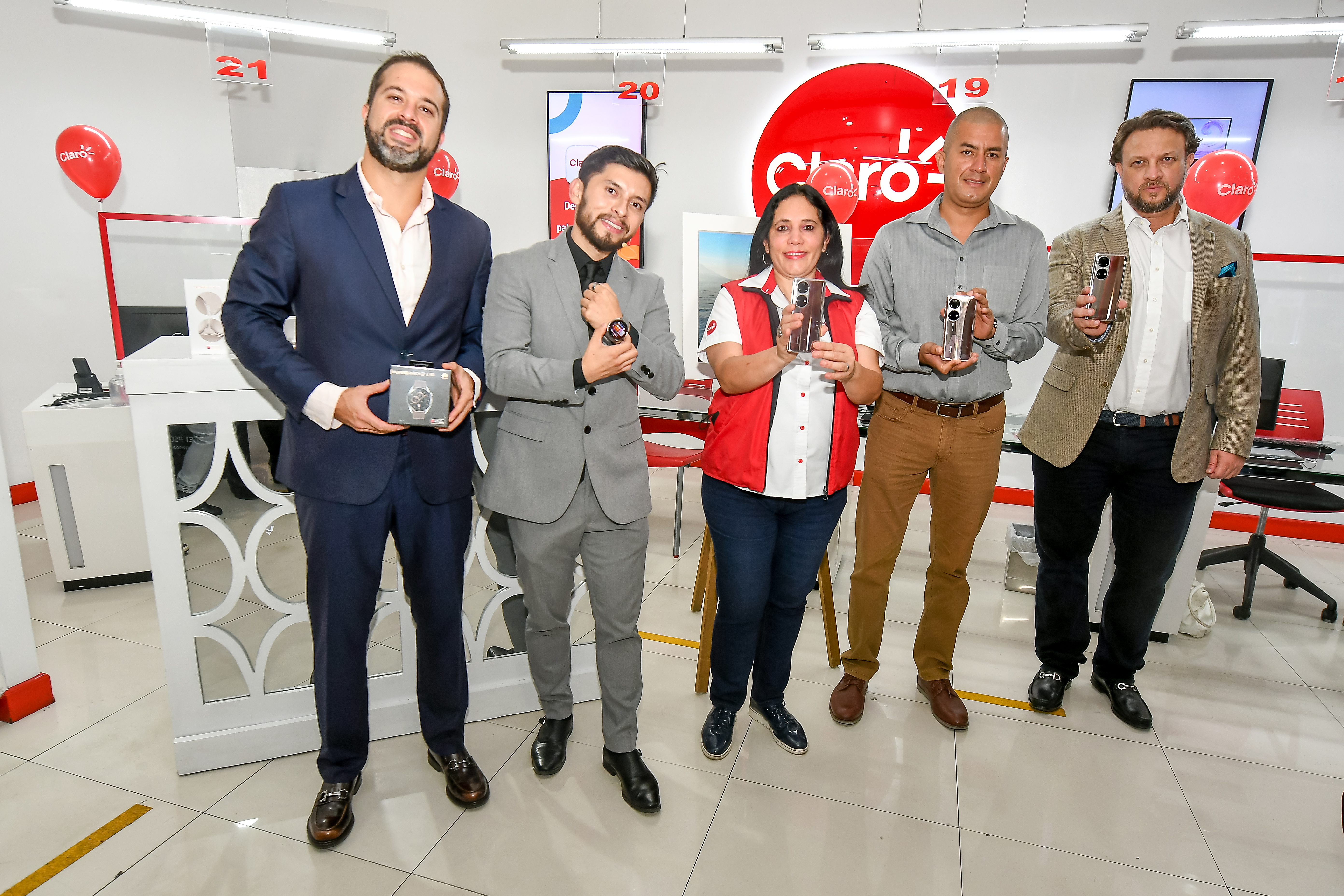 Representantes de Huawei y Claro, muestran el Huawei P50 Pro y el Huawei Watch GT 3 que se estará regalando. Foto Prensa Libre: Sergio Muñoz