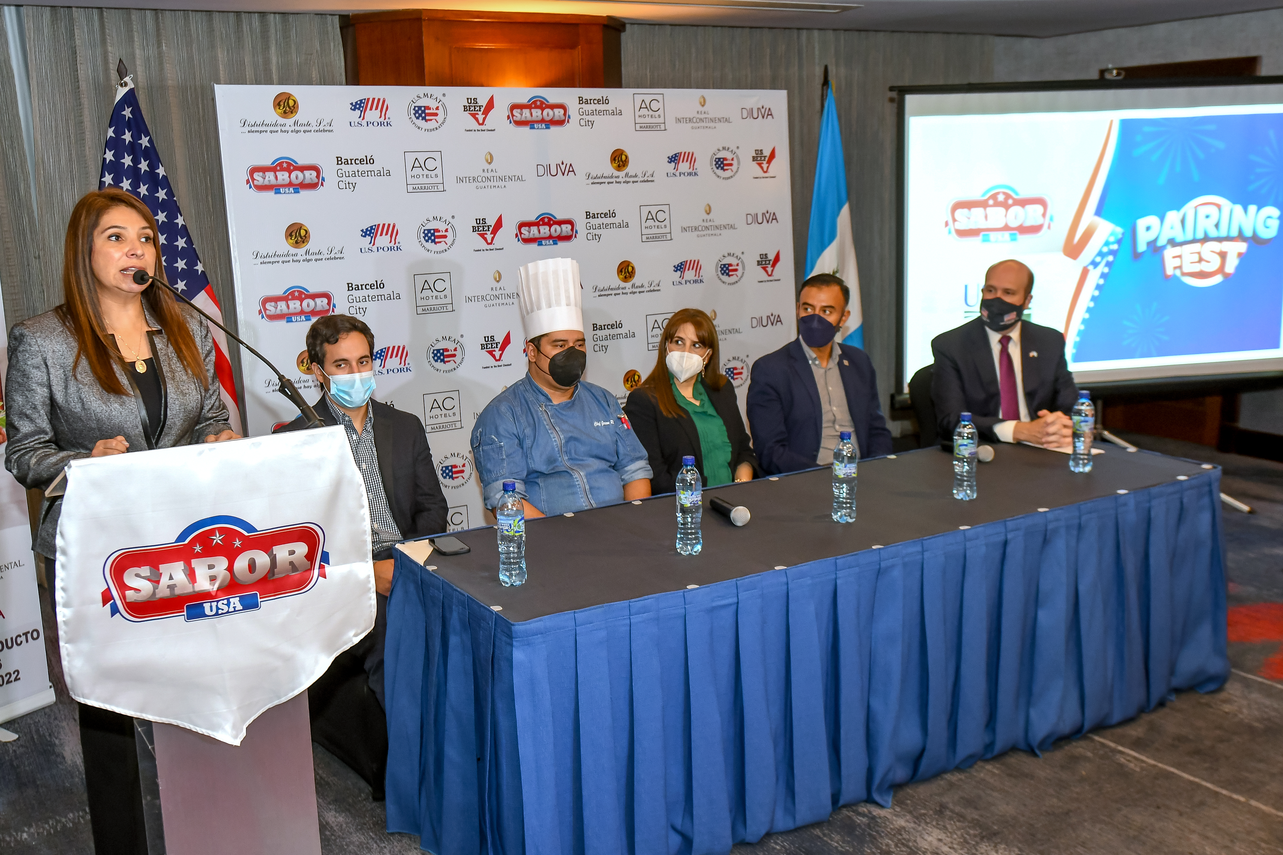 Lucia Ruano presenta el evento, luego los representantes de los hoteles participantes dieron a conocer los platillos que se servirán durante el Pairing Fest. Foto Prensa Libre: Sergio Muñoz
