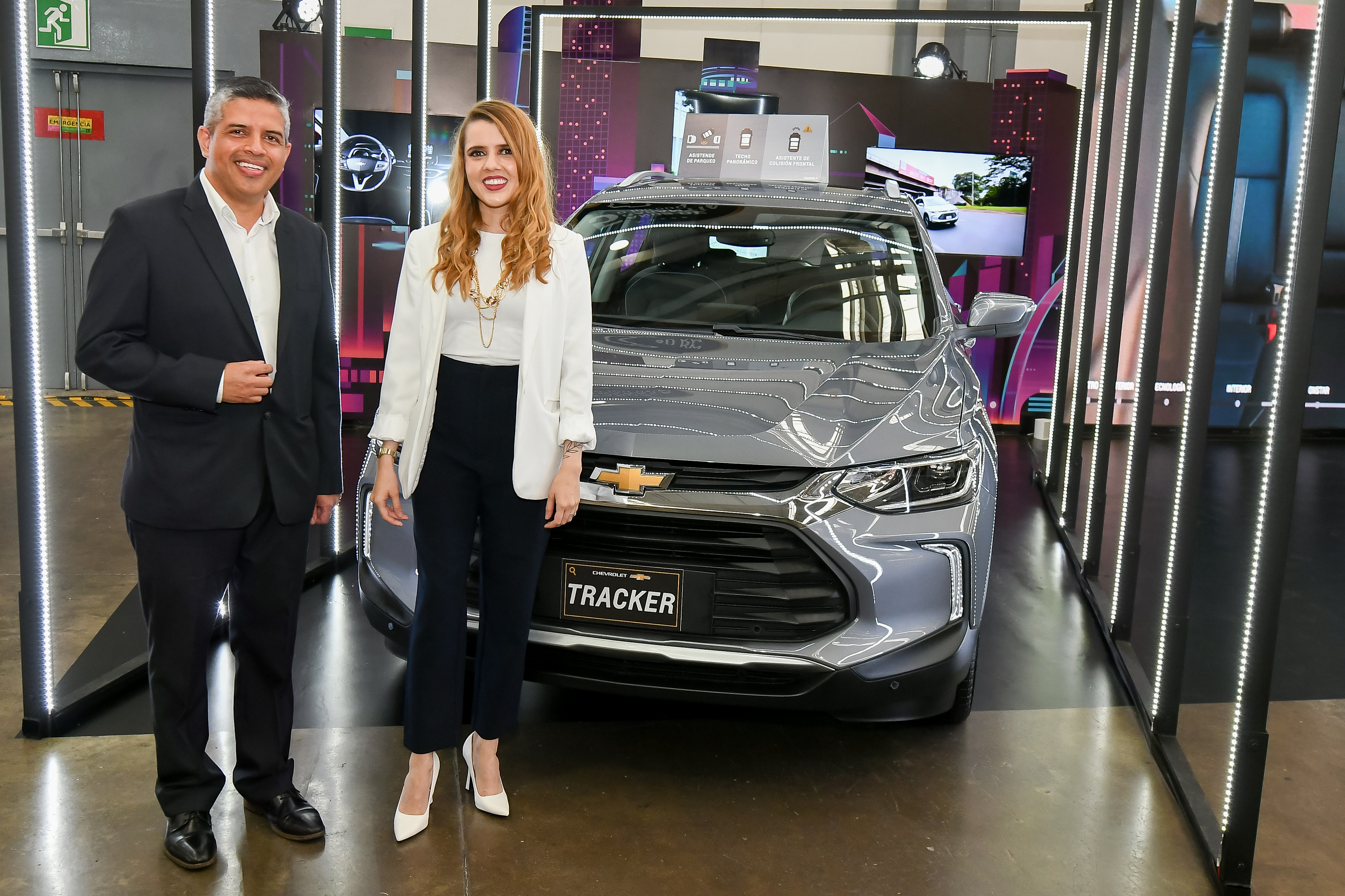 David Arana, Chevrolet Trainer y Melanny Quiñonez, Jefa de mercadeo de Chevrolet Guatemala, presentaron con detalle de la nueva SUV. Foto Prensa Libre: Sergio Muñoz
