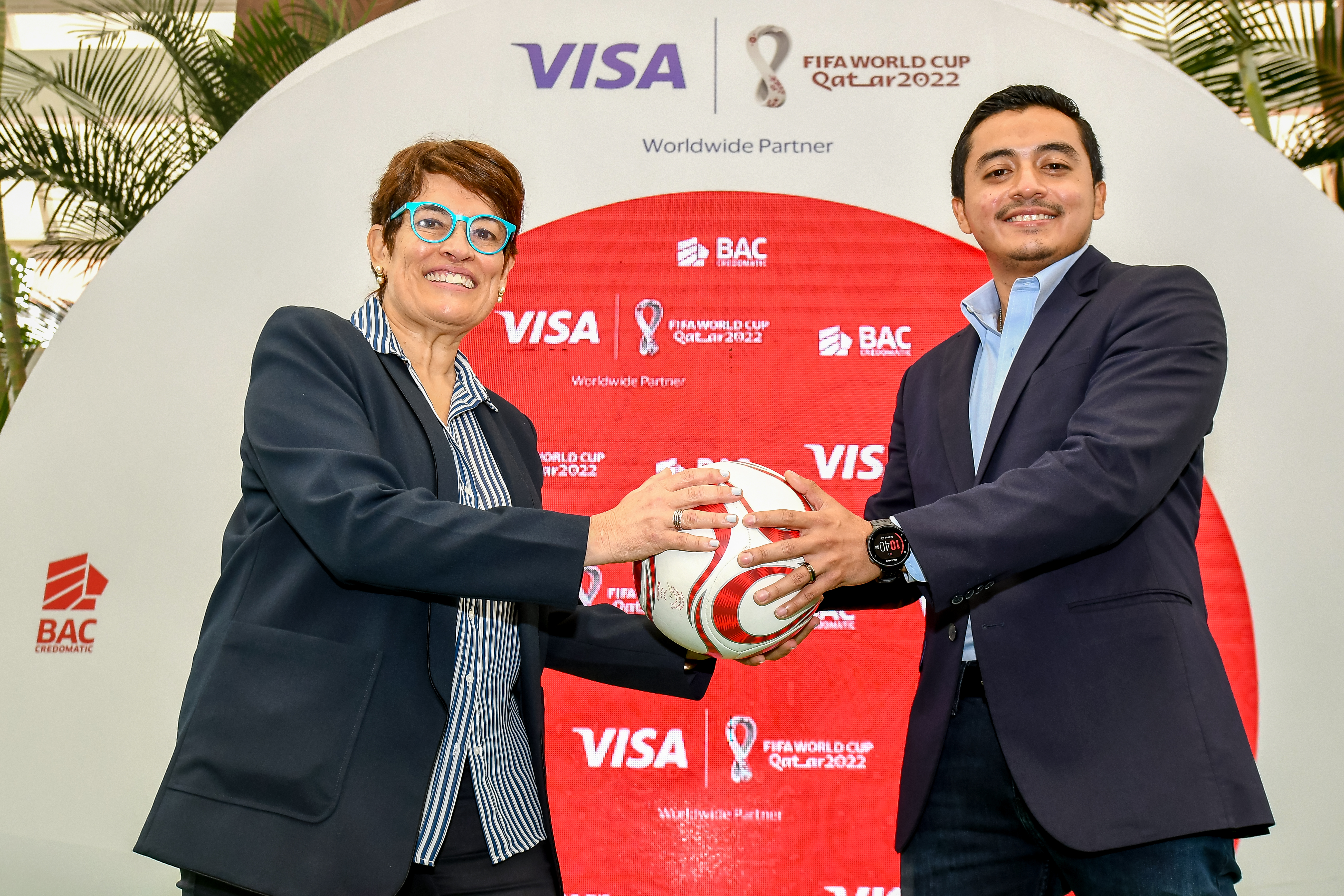 Carmen Sánchez,  de VISA Guatemala y Anthony Castillo, subgerente de mercadeo de BAC Credomatic. Foto Prensa Libre: Sergio Muñoz