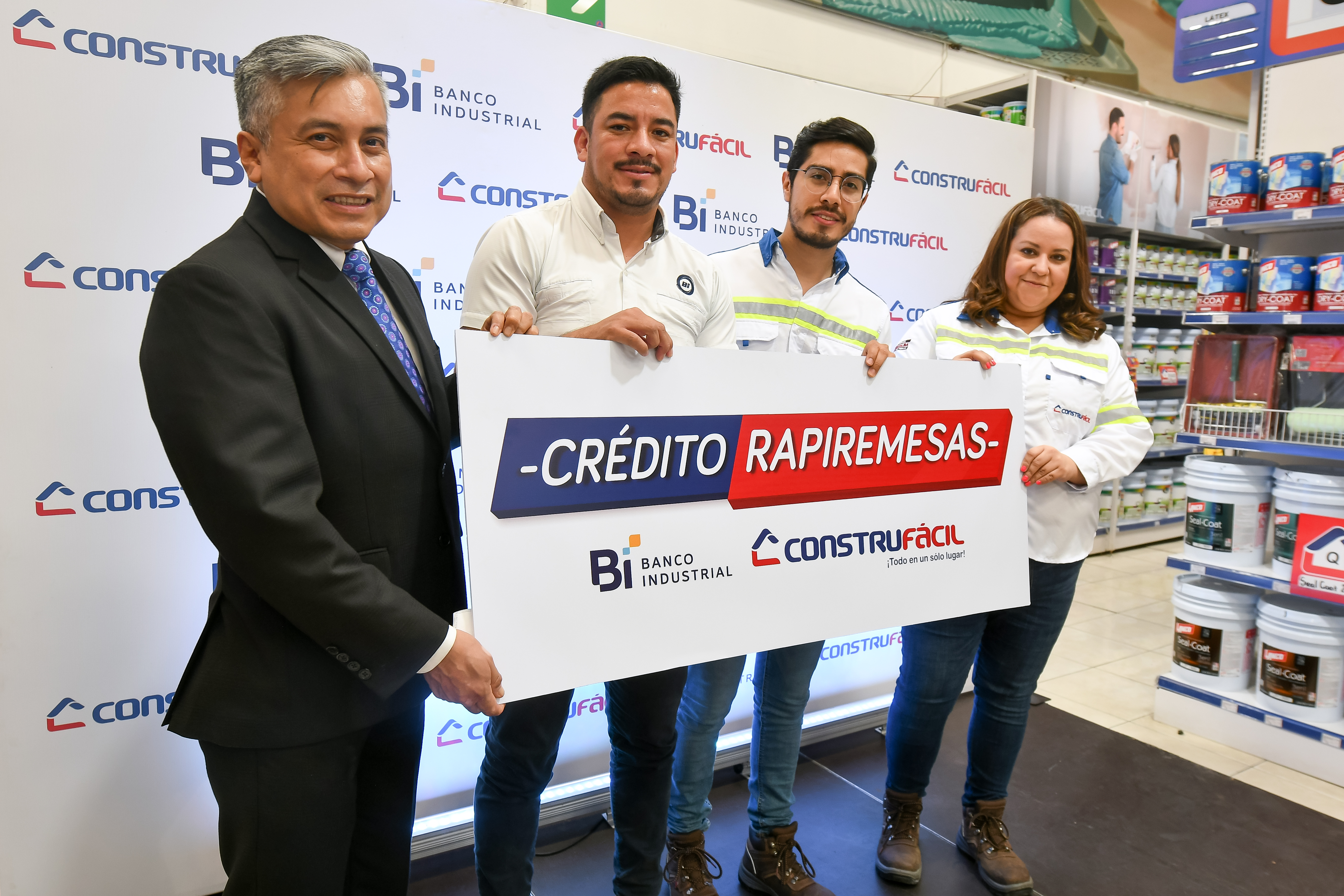 Carlos Guinac, de BI (Izquierda), indicó que este crédito va orientado para adquirir el crédito y compren materiales de construcción exclusivamente en tiendas Construfácil. Foto Prensa Libre: Sergio Muñoz