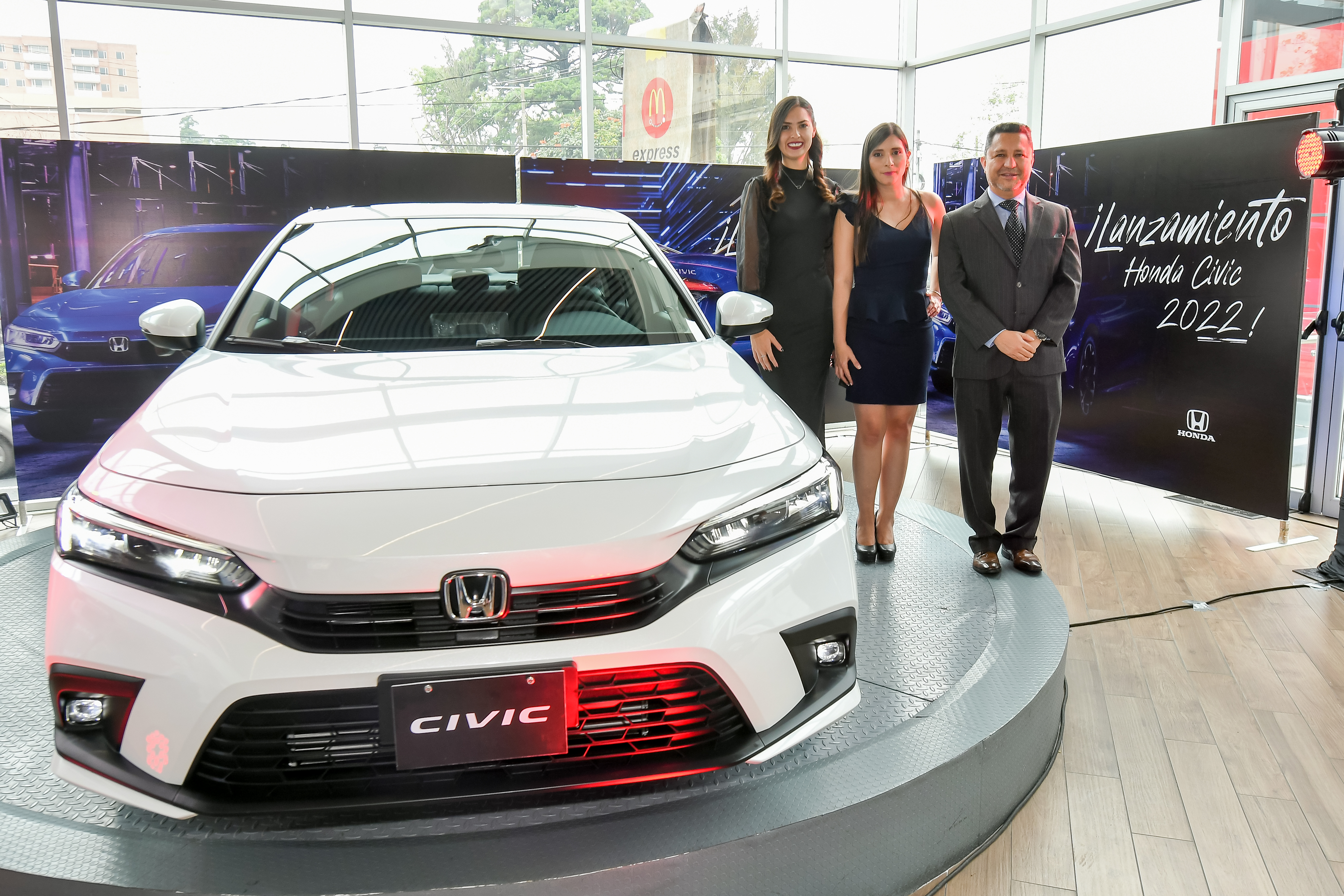 Dyane Bucaro, coordinadora de mercadeo; Jenny Escobar, coordinadora de ventas; y Julio Flores, gerente general, presentaron la nueva generación de Honda Civic. Foto Prensa Libre: Sergio Muñoz
