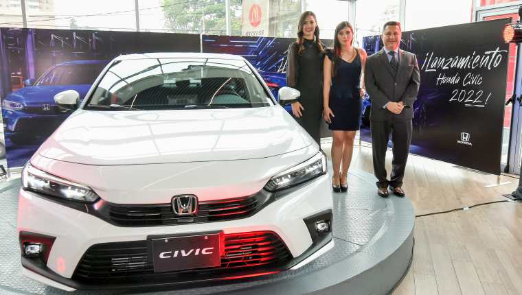 Dyane Bucaro, coordinadora de mercadeo; Jenny Escobar, coordinadora de ventas; y Julio Flores, gerente general, presentaron la nueva generación de Honda Civic. Foto Prensa Libre: Sergio Muñoz