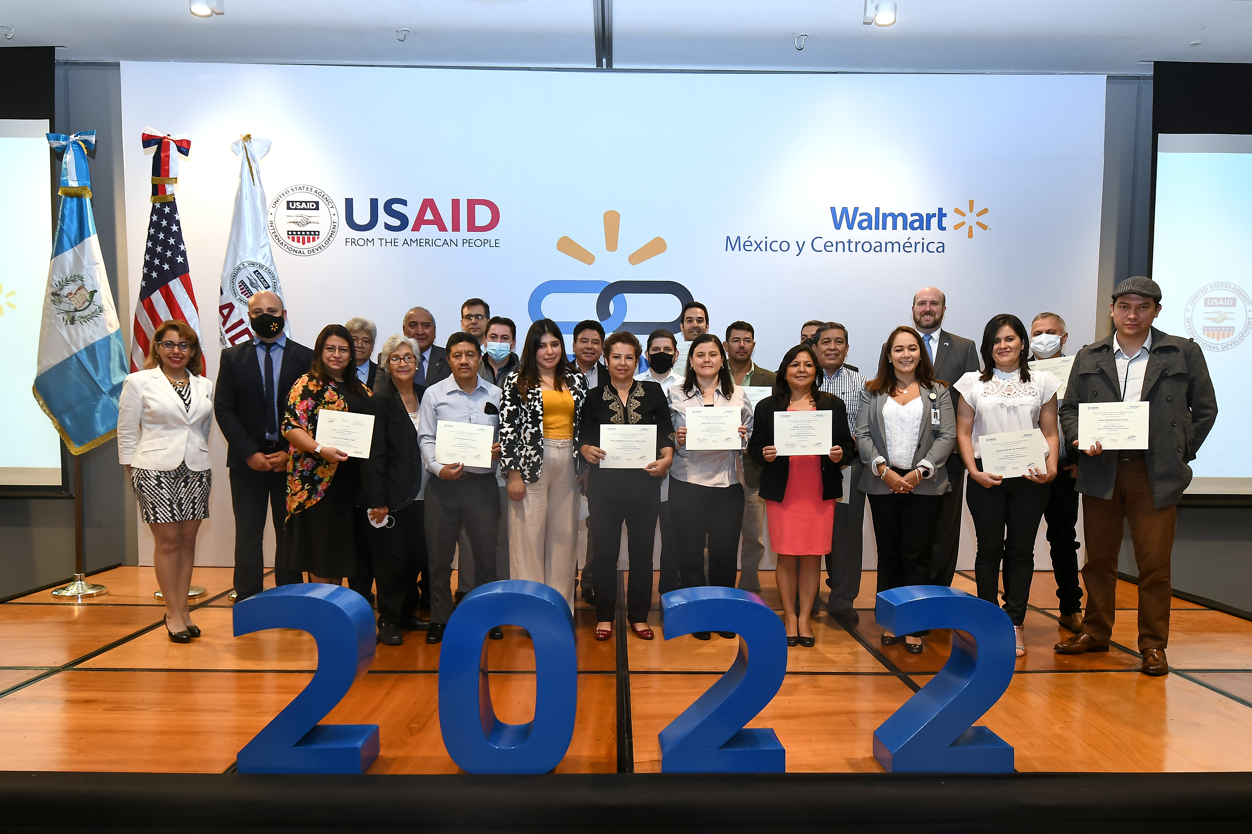 Los representantes de 18 empresas que finalizaron el curso recibieron su diploma de los ejecutivos de Walmart y Usaid. Foto Prensa Libre: Sergio Muñoz