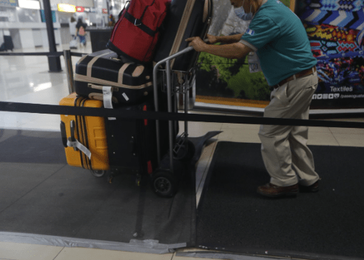 Baños sin jabón y alfombras dañadas: Imágenes revelan situación que viven usuarios del Aeropuerto Internacional La Aurora