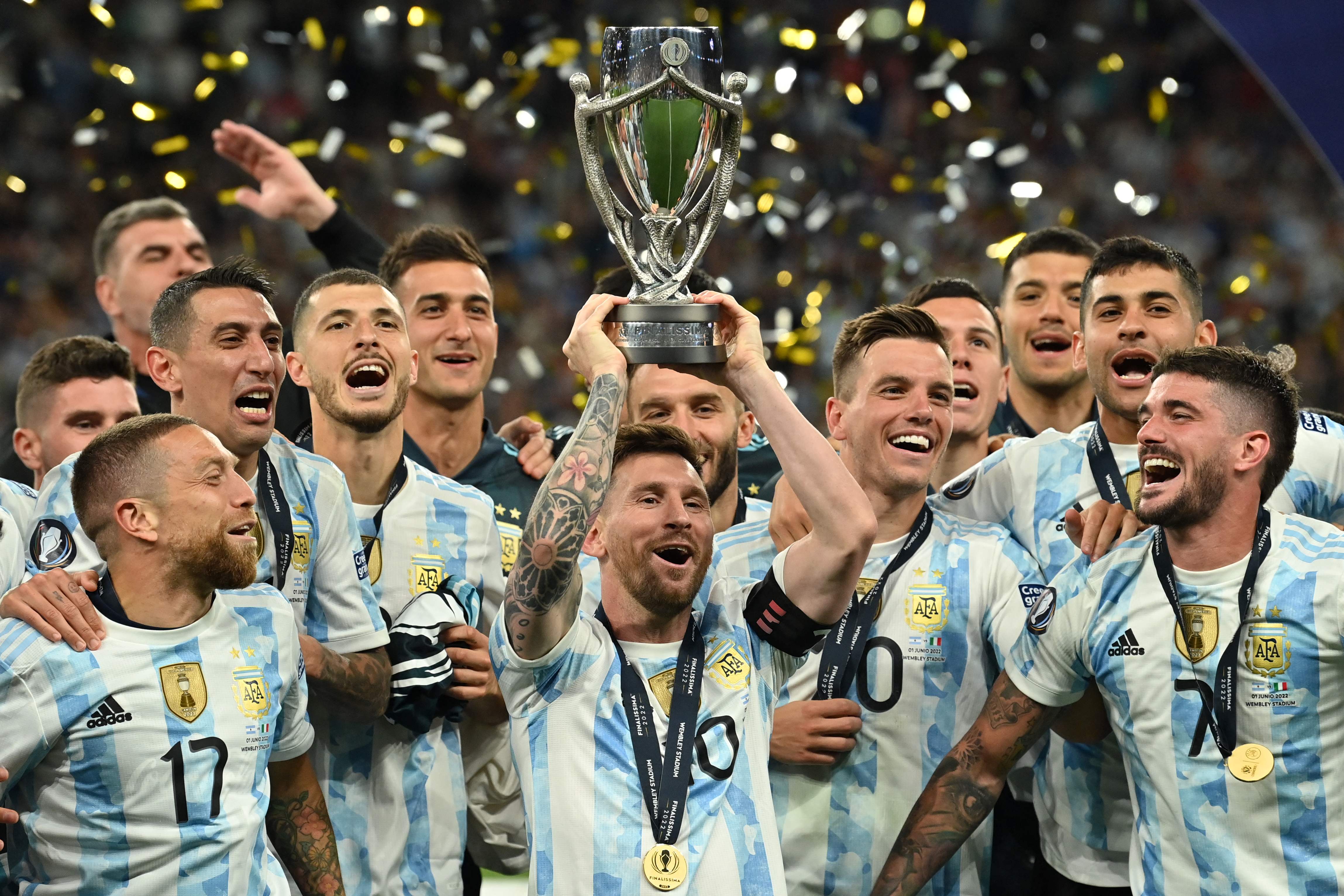 Argentina festeja después de ganar la Finalissima frente a Italia. (Foto Prensa Libre: AFP)