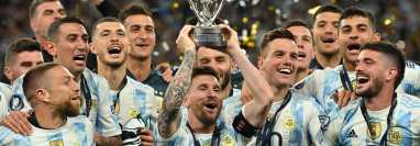Argentina festeja después de ganar la Finalissima frente a Italia. (Foto Prensa Libre: AFP)