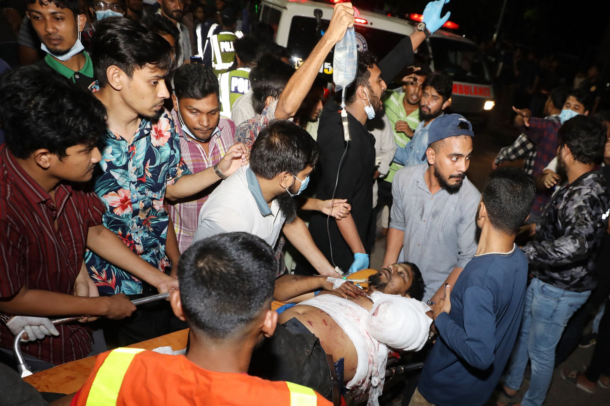 Rescatistas y civiles llevan a una víctima herida a un hospital en Chittagong, después de que se produjera un incendio en una instalación de almacenamiento de contenedores en Chittagong, en la ciudad de Sitakunda, en el sureste de Bangladesh, (Foto Prensa Libre: AFP)