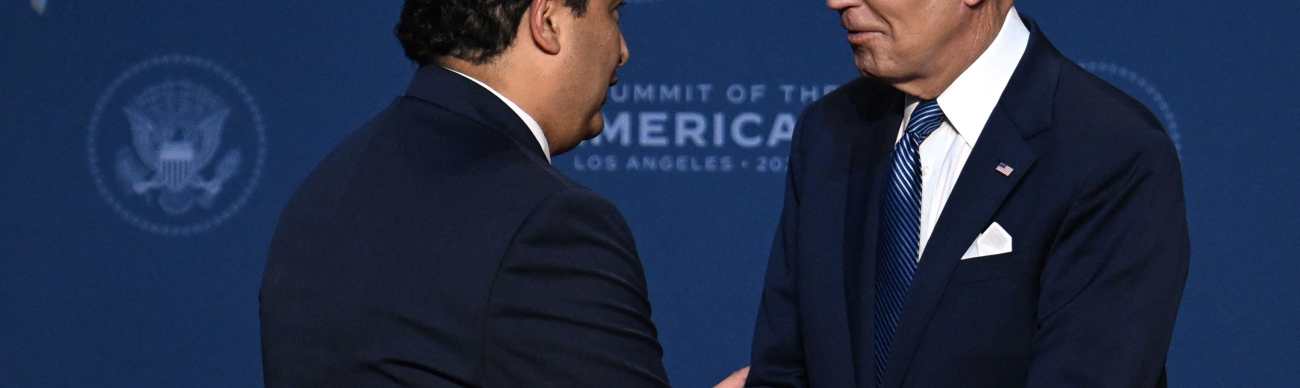 El presidente de los Estados Unidos, Joe Biden, saluda al ministro de Relaciones Exteriores de Guatemala, Mario Adolfo Bucaro Flores, cuando llega a la IX Cumbre de las Américas en el Centro de Convenciones de Los Ángeles en Los Ángeles, California, el 8 de junio de 2022. (Foto Prensa Libre: AFP)
