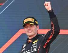 Max Verstappen celebra en el podio. Foto Prensa Libre (AFP)