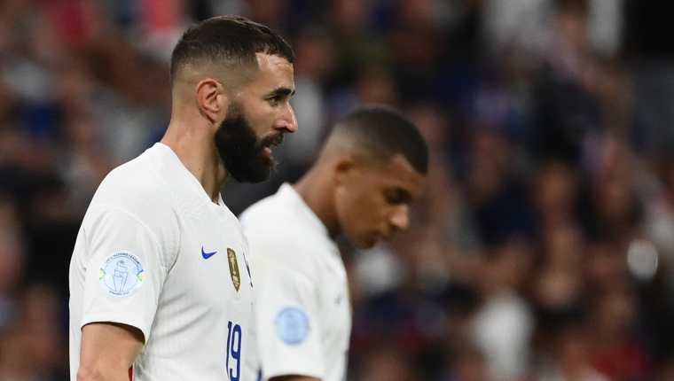 La dupla entre Benzema y Mbappé no podrá unir fuerzas dentro del campo durante los próximos partidos de la Selección francesa. (Foto Prensa Libre: AFP)