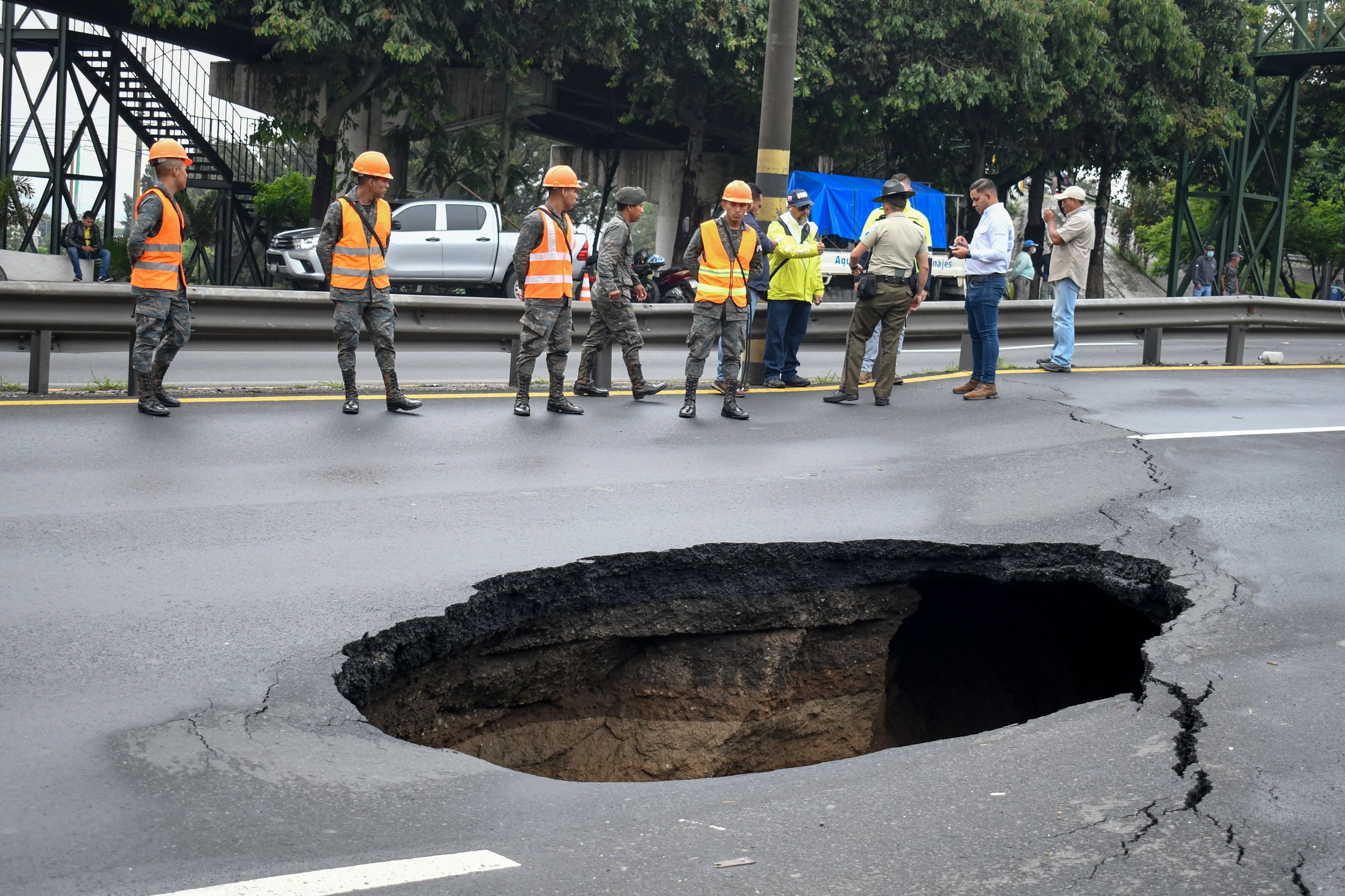 El agujero se hizo más grande luego de que la mezcla que se le vertió fuera lavada por las lluvias. (Foto Prensa LiBre: AFP)
