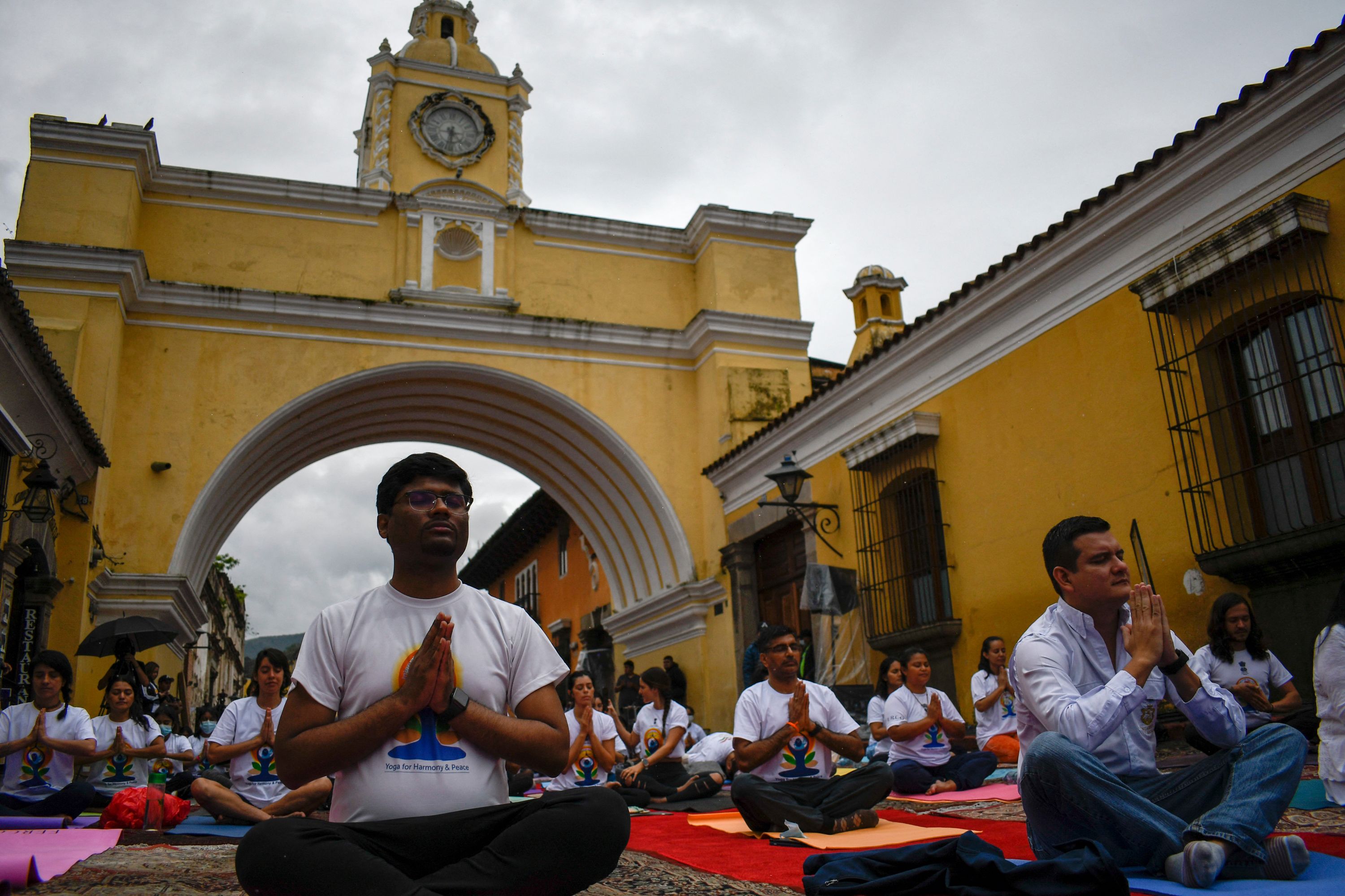 Personas practican Yoga en Antigua Guatemala para celebrar el Día Internacional del Yoga el 21 de junio de  2022. La municipalidad de la localidad cobrará una tasa por hospedaje en esa ciudad para fomentar actividades culturales y recreativas.  (Foto Prensa Libre: AFP)