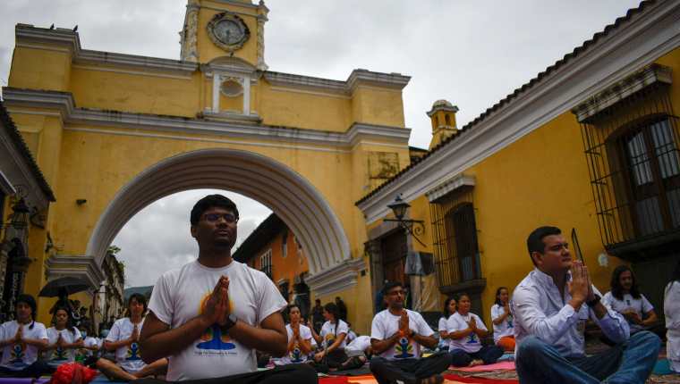 Personas practican Yoga en Antigua Guatemala para celebrar el DÃ­a Internacional del Yoga el 21 de junio de 2022. La municipalidad de la localidad cobrarÃ¡ una tasa por hospedaje en esa ciudad para fomentar actividades culturales y recreativas. (Foto Prensa Libre: AFP)