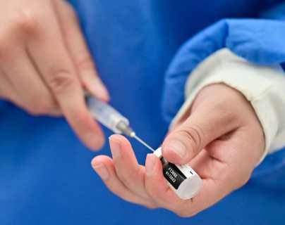 Reino Unido autoriza nueva vacuna anticovid de Pfizer contra variante ómicron