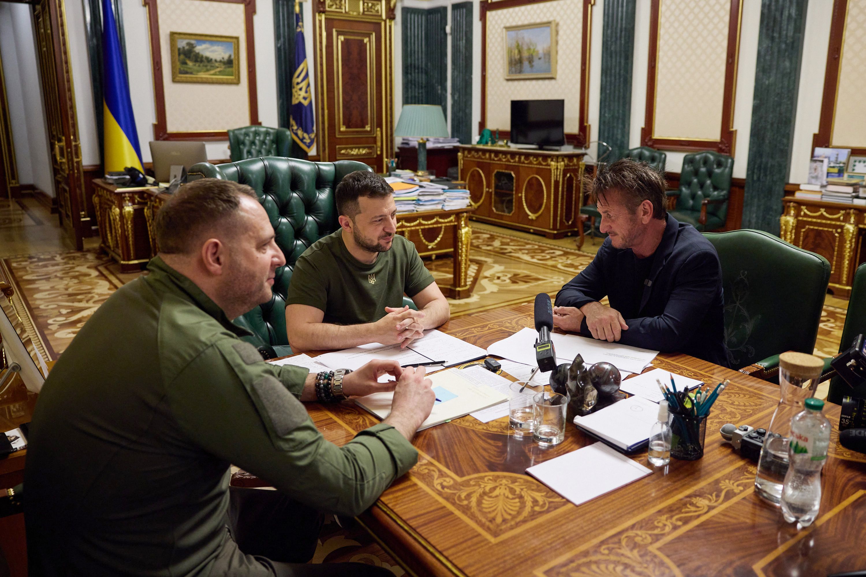 El presidente ucraniano Volodymyr Zelensky se reunió con Sean Penn, actor que ahora es sancionado por Rusia. (Foto Prensa Libre: AFP)