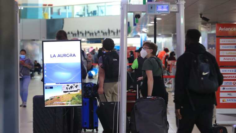  Las operaciones en la terminal de pasajeros del AILA estuvieron suspendidas por dos horas este sábado. (Foto Prensa Libre: Elmer Vargas) 