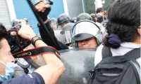 El fotoperiodista de Prensa Libre y Guatevisión, Carlos Hernández Ovalle, fue agredido por agentes de las fuerzas especiales de la PNC. (Foto Prensa Libre)