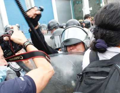 PNC agrede a periodista de Prensa Libre y Guatevisión que documentaba capturas durante manifestación en la Roosevelt