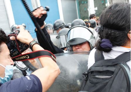 PNC agrede a periodista de Prensa Libre y Guatevisión que documentaba capturas durante manifestación en la Roosevelt
