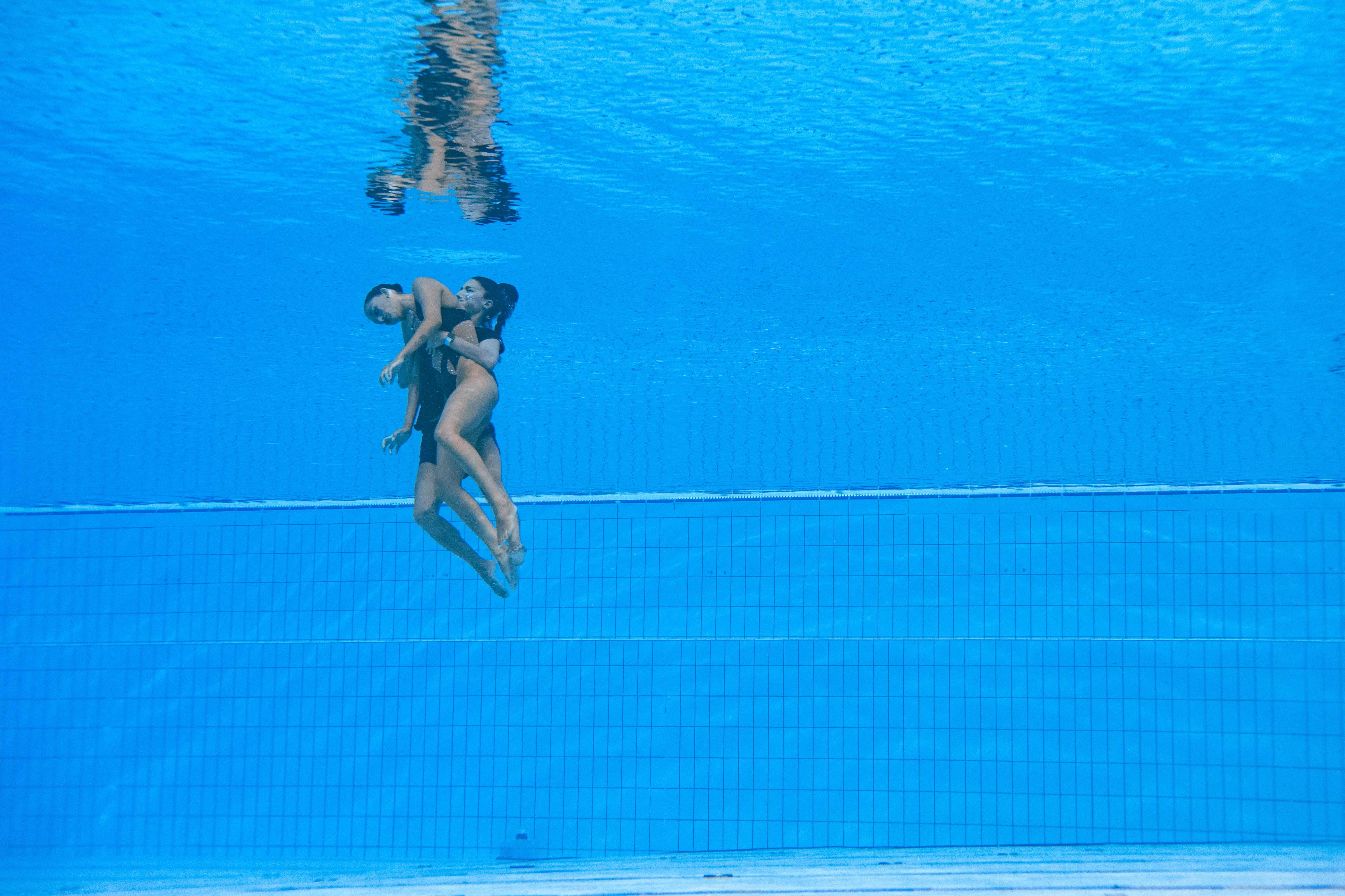 Anita Alvarez de EE. UU. es rescatada del fondo de la piscina por un miembro del equipo después de un incidente, durante las finales de natación artística libre femenina en solitario durante el Campeonato Mundial Acuático de Budapest 2022. (Foto Prensa Libre: AFP)