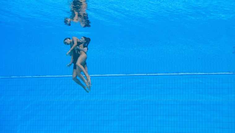 Anita Alvarez de EE. UU. es rescatada del fondo de la piscina por un miembro del equipo después de un incidente, durante las finales de natación artística libre femenina en solitario durante el Campeonato Mundial Acuático de Budapest 2022. (Foto Prensa Libre: AFP)