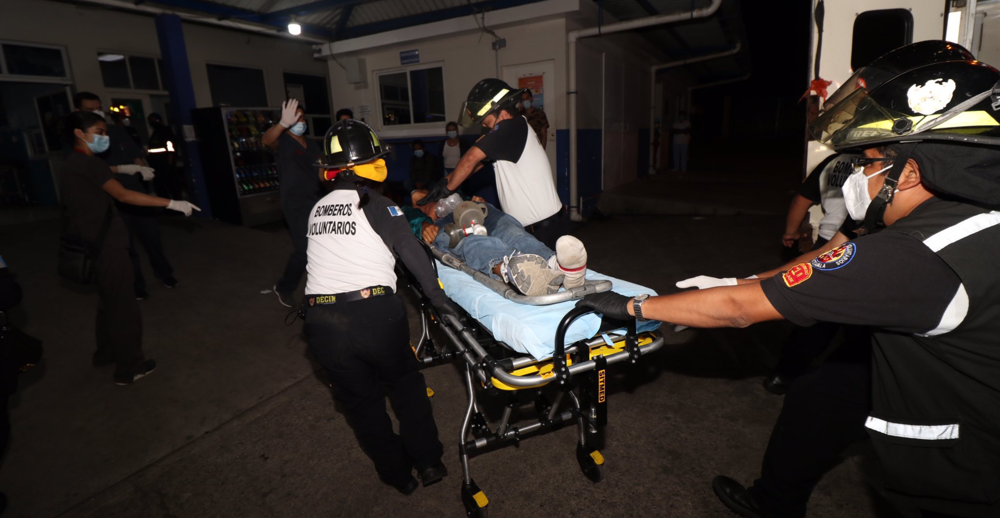 Los Bomberos Voluntarios de la 25 compañía atendieron a cuatro hombres que fueron atacados en el parque central de Villa Nueva este sábado 4 de junio. Foto Bomberos Voluntarios. 