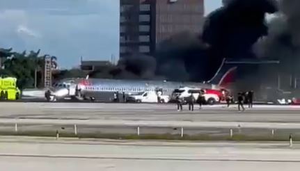 Avión incendiado en Miami