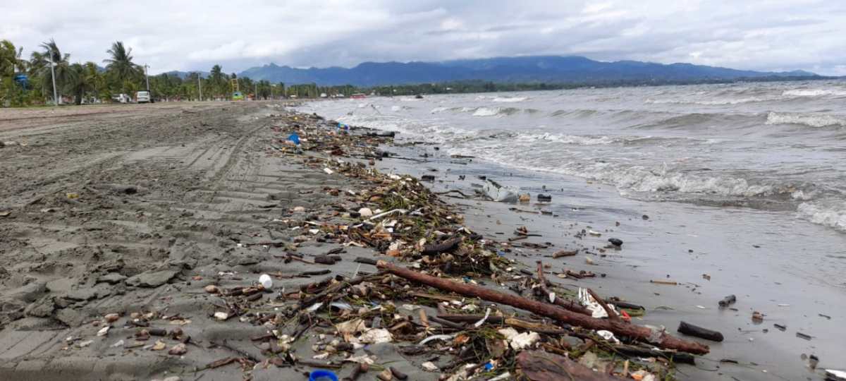 FOTOS: Playas hondureñas comienzan a resentir este año impacto de basura arrastrada por el río Motagua