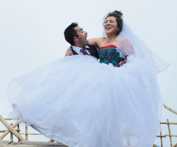 Amor en las alturas: así fue la sesión fotográfica de una pareja de recién casados en el volcán Acatenango