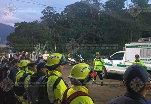 Bomberos de Ciudad Vieja se preparan a buscar a mujer que cayó desde un puente en Ciudad Vieja, Sacatepéquez. (Foto Prensa Libre: Bomberos de Ciudad Vieja)