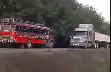 Bus en contra de la vía