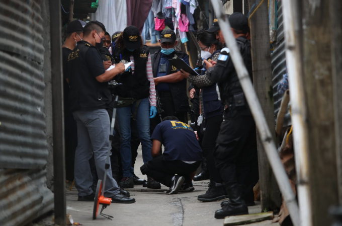 Autoridades reúnen indicios donde fue hallado un cadáver en Bellos Horizontes, en la zona 21 de la capital. (Foto Prensa Libre: Carlos Hernández)