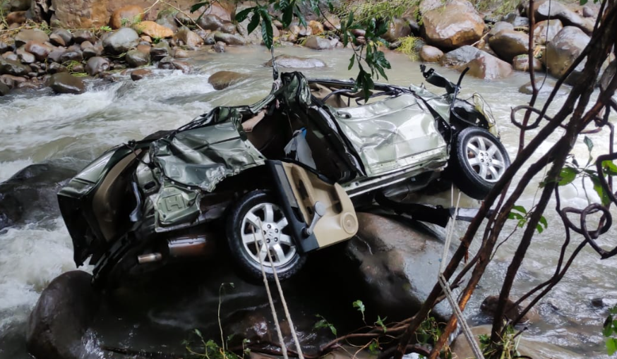 RÍO ARRASTRA CARRO EN GUANAGAZAPA