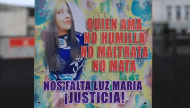 Una de las pancartas en las que personas exigieron justicia para Luz María frente al Centro de Justicia en la zona 10 de la capital en septiembre 2021. (Foto Prensa Libre: Hemeroteca PL)

