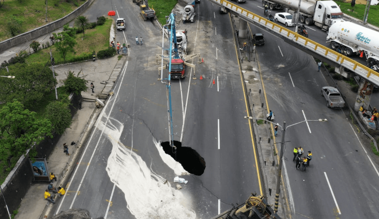 Hundimiento en Villa Nueva: la razón por la que cambiaron de material para rellenar socavamiento y qué se sabe de la habilitación de un puente Bailey en el sector