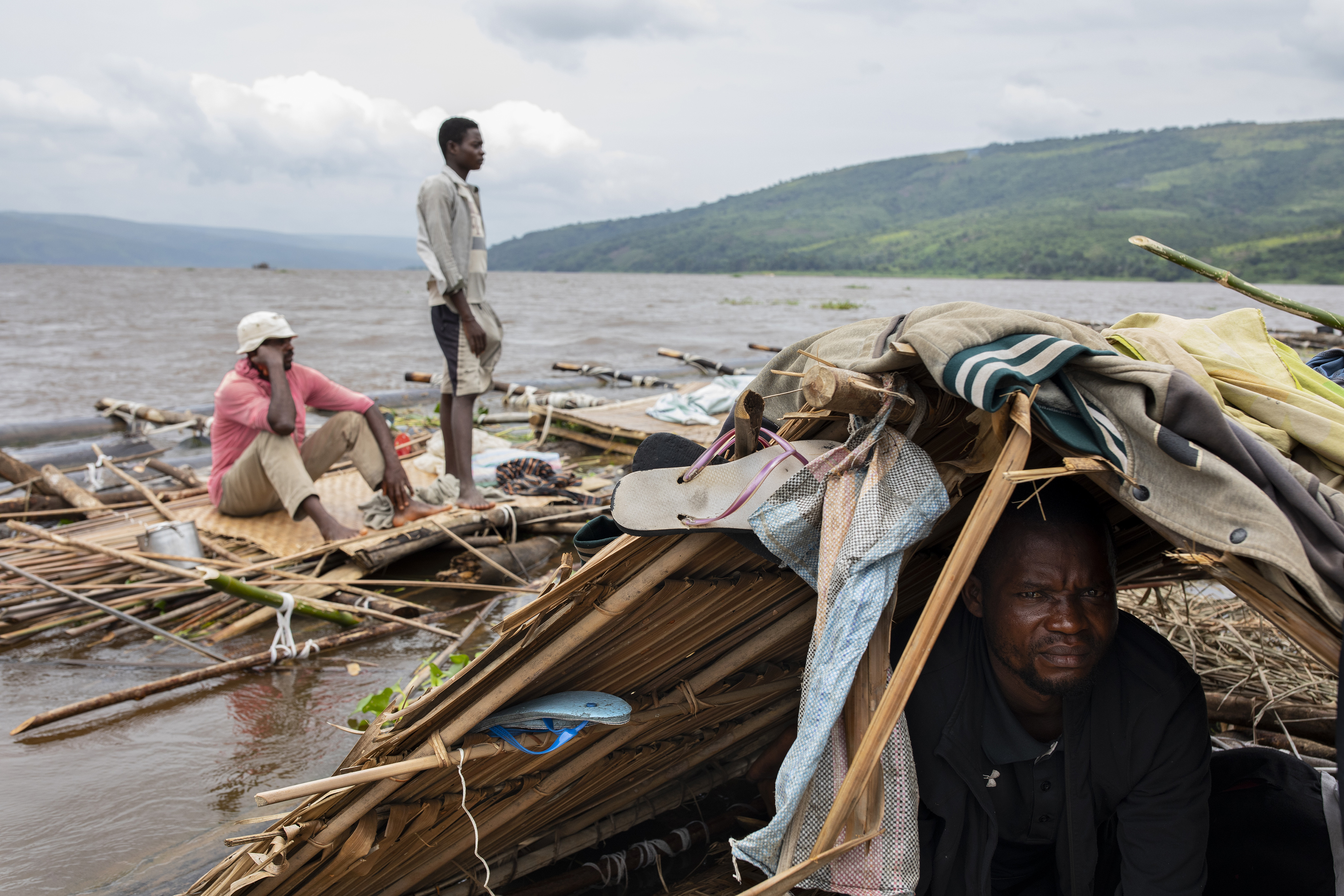 Una balsa de tala en el río Congo en la República Democrática del Congo, el 21 de marzo de 2022. (Foto Prensa Libre: Ashley Gilbertson/The New York Times)