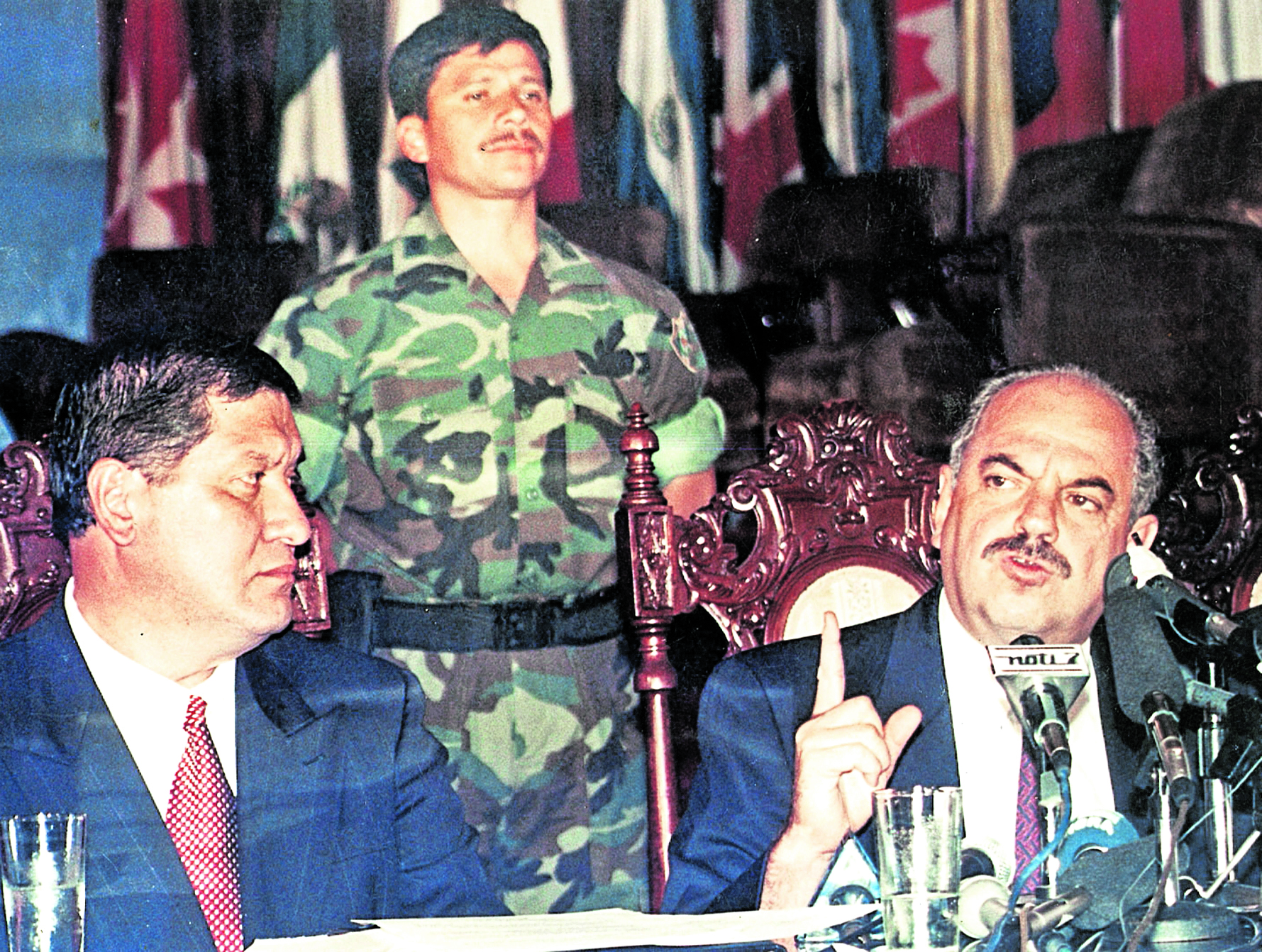 CT#SERRANAZO-F9-1 La corrupcion en que incurre Jorge Serrano, junto con algunos legisladores, lo llevan a protagonizar un autogolpe conocido como 