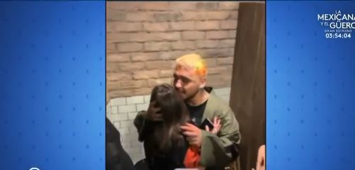 Christian Nodal habría intentado besar en la boca a una de sus fans y el video se hace viral en las redes sociales. (Foto Prensa Libre: Captura de Pantalla)  