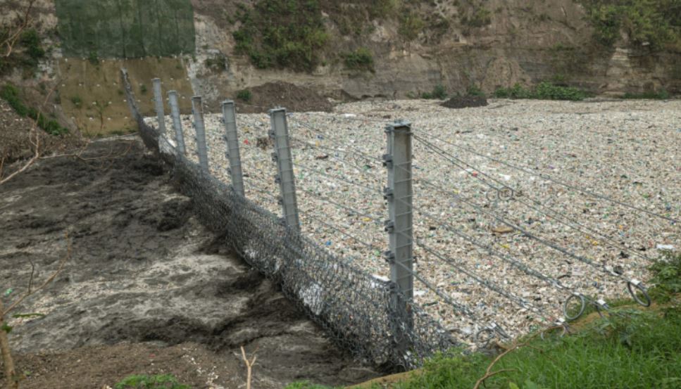 El interceptor 006 intenta detener un tsunami de basura en el río Las Vacas. (Foto Prensa Libre: The Ocean Cleanup) 
