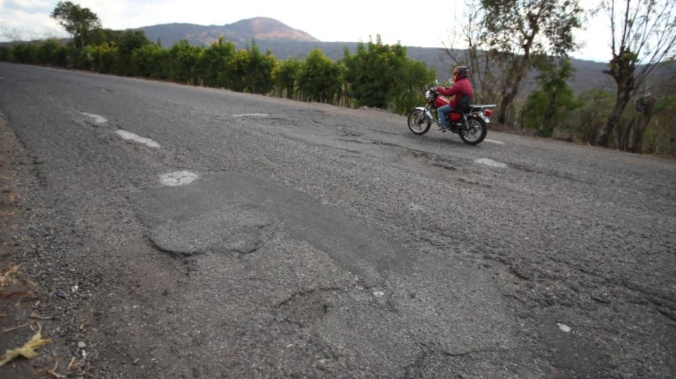Algunos tramos carreteros no tienen mantenimiento. (Foto Prensa Libre: Hemeroteca) 