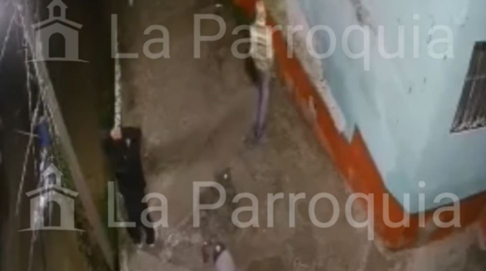 Lugar donde tres menores fueron atacados a balazos en Chinautla. (Foto Prensa Libre: Tomada del video de La Parroquia) 