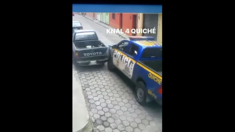 El choque de una patrulla con un picop que estaba estacionado quedó grabado en video, en Santa Cruz del Quiché. (Foto Prensa Libre: Captura de Pantalla) 