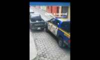 El choque de una patrulla con un picop que estaba estacionado quedó grabado en video, en Santa Cruz del Quiché. (Foto Prensa Libre: Captura de Pantalla)
