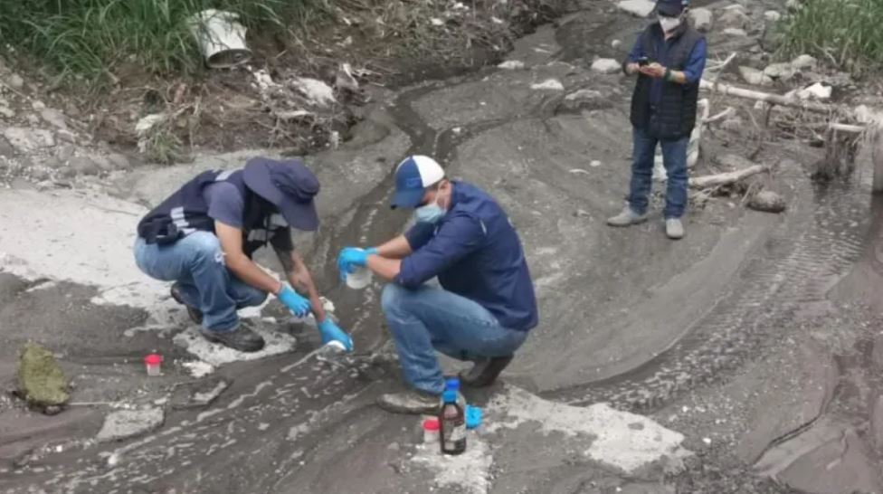 Personal de la Municipalidad de Mixco y de Amsa toman muestras en el río de San Cristóbal para tratar de identificar la fuente de olores a químico que hay en el área. (Foto Prensa Libre: Facebook de Neto Bran) 