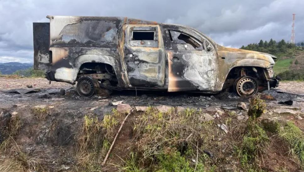 El vehículo donde se conducían los guardias de seguridad fue calcinado presuntamente por pobladores. (Foto Prensa Libre: Ejército de Guatemala) 