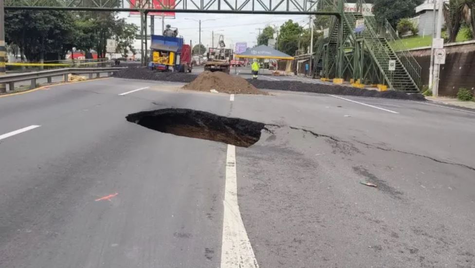 Así luce la entrada de la caverna que se formó en el km 15 de la ruta al Pacífico. (Foto Prensa Libre: Andrea Domínguez) 