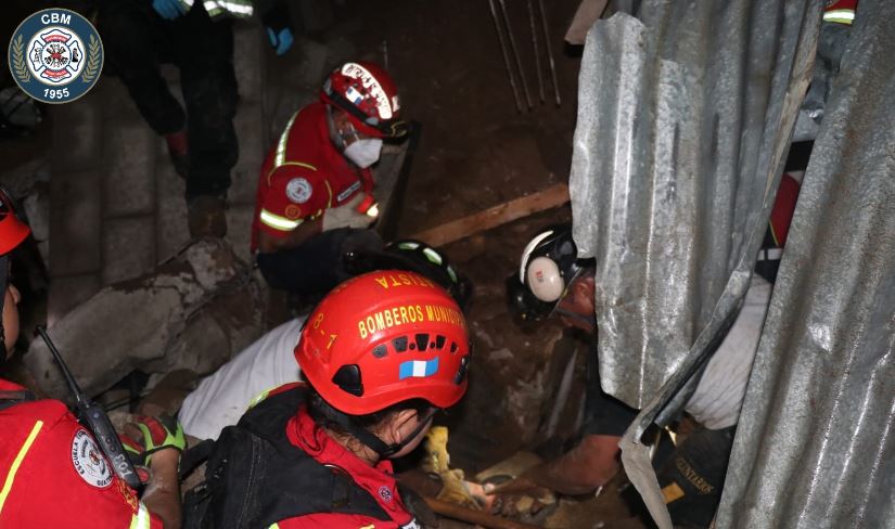 Deslizamiento de tierra en zona 5 de la capital deja una casa dañada, tres personas llevadas al hospital y 25 evacuados