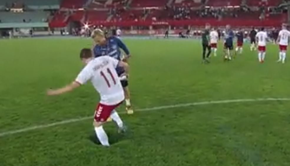 Un jugador danés metió su pierna para ver la profundidad del agujero. (Foto Prensa Libre: Tiwtter)